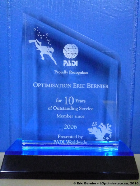 Trophée pour services exceptionnels depuis 10 ans par le centre de plongée international PADI de Optimisation Éric Bernier.